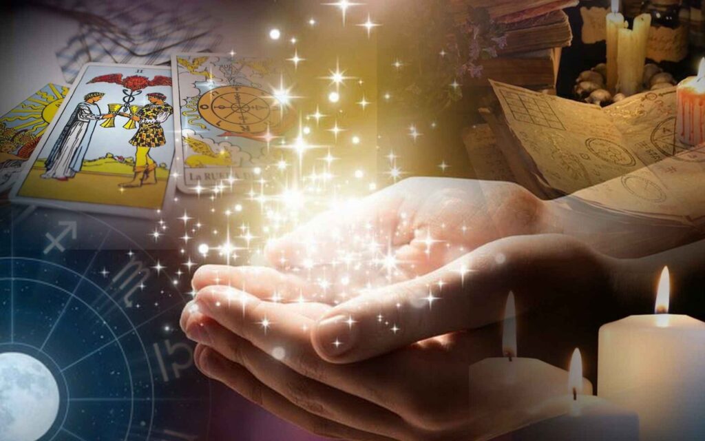 Manos abiertas emanando luz, cartas de tarot del amor y velas encendidas para consulta por el brujo negro en Los Ángeles.
